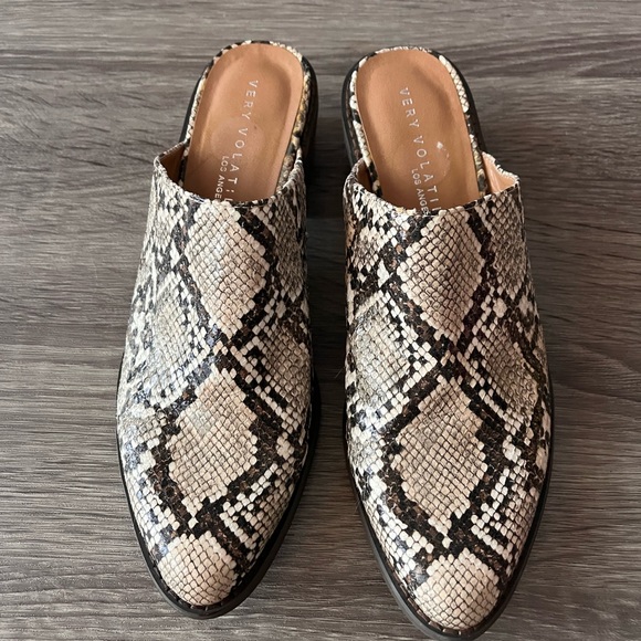 Very Volatile Safira snakeskin mules - Boho slide on shoes - Picture 2 of 7
